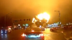 ¡Otro avionazo en EE.UU! Avioneta con seis mexicanos choca cerca de un centro comercial y genera alarma: VIDEO
