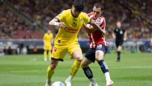 La Liga MX abre una investigación por el botellazo a Kevin Álvarez en el Chivas vs América