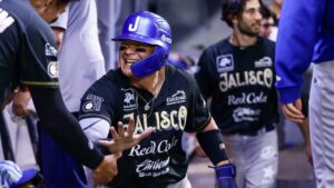 Los Charros de Jalisco vienen de atrás para vencer al Caliente de Durango y empatan la serie