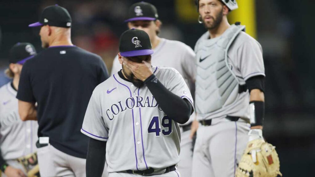 Derrota 36 para los Rockies al ser barridos por Rangers