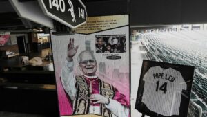 Los White Sox rinden homenaje al Papa León XIV en el estadio con imagen de su visita durante la Serie Mundial del 2005